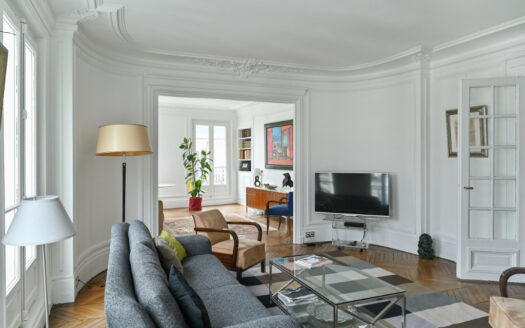 75008 PARIS
